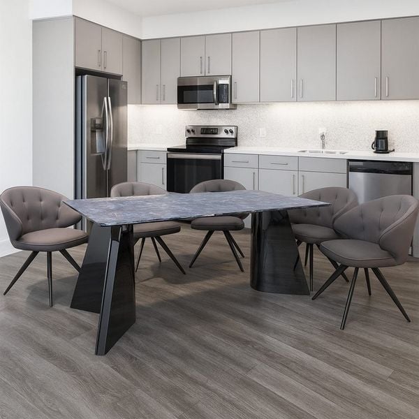 Ưu tiên mua bàn ăn ở những thương hiệu uy tín