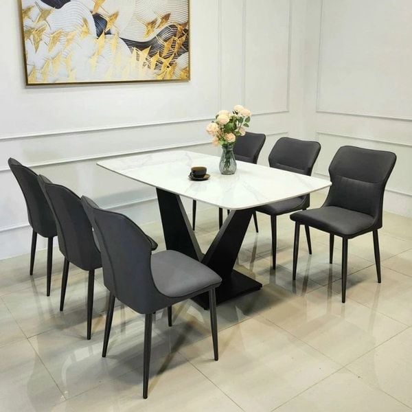 Bàn ăn mặt đá tạo điểm nhấn cho không gian