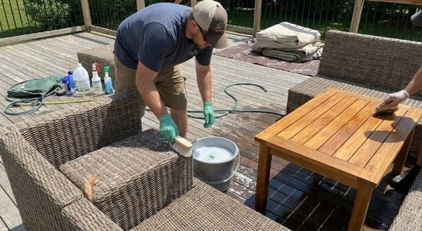 Cách vệ sinh nội thất ngoài trời