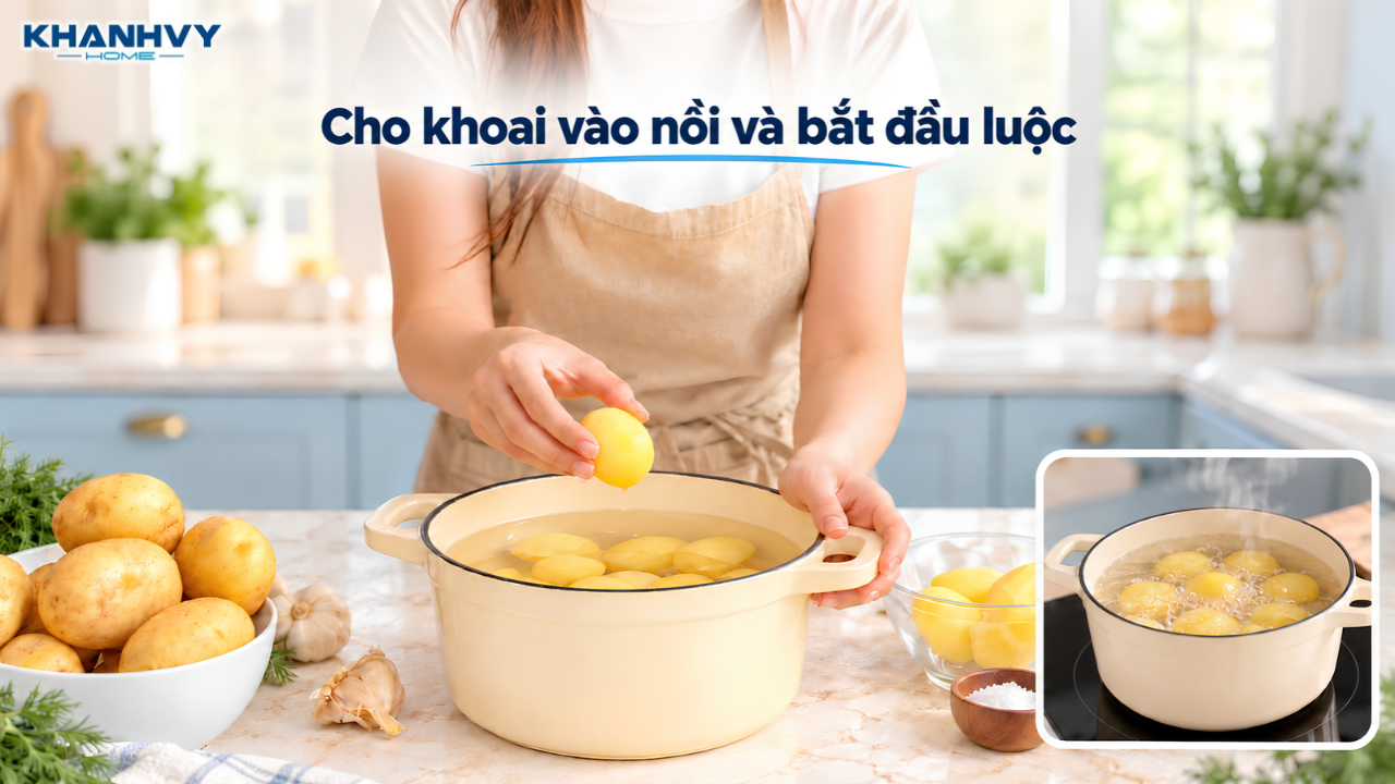Cho khoai vào nồi nước lạnh, đun sôi rồi hạ lửa để khoai chín đều.