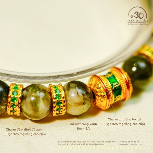 Charm lục tự bạc mạ vàng trong vòng tay đá