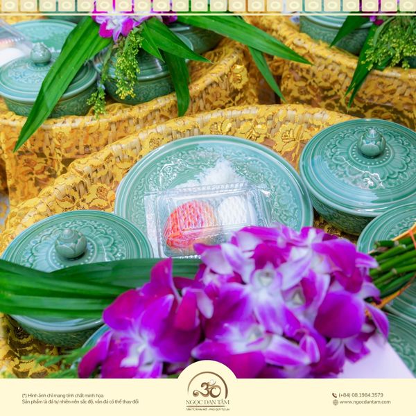 Chuẩn bị vật phẩm cúng dường tam bảo
