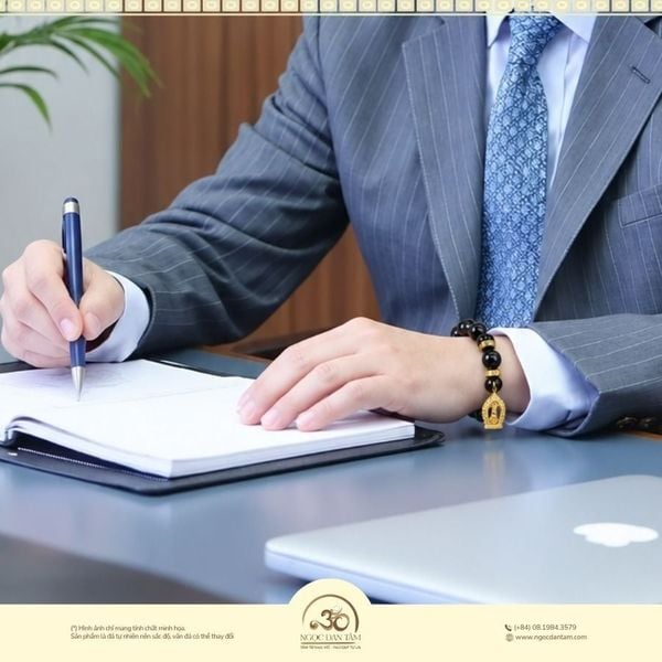 doanh nhân quan tâm đến đá phong thủy bảo vệ năng lượng