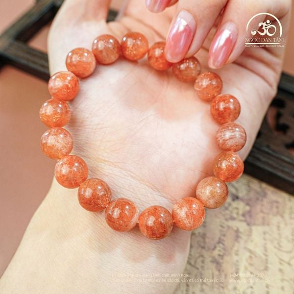 Đá mặt trời nổi bật nhờ hiệu ứng ánh kim