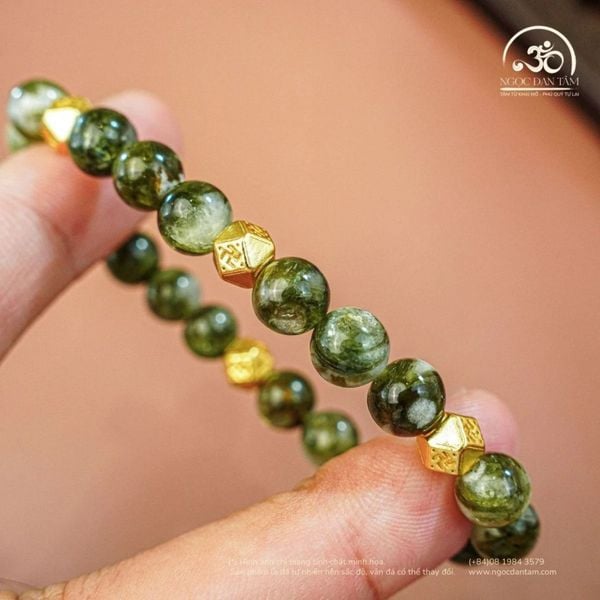 Charm chữ Vạn bạc mạ vàng trong vòng tay