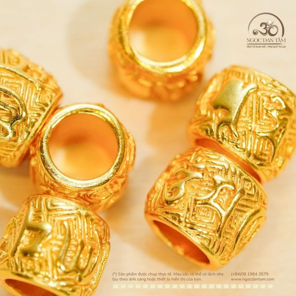 Ý nghĩa charm lục tự bạc mạ vàng