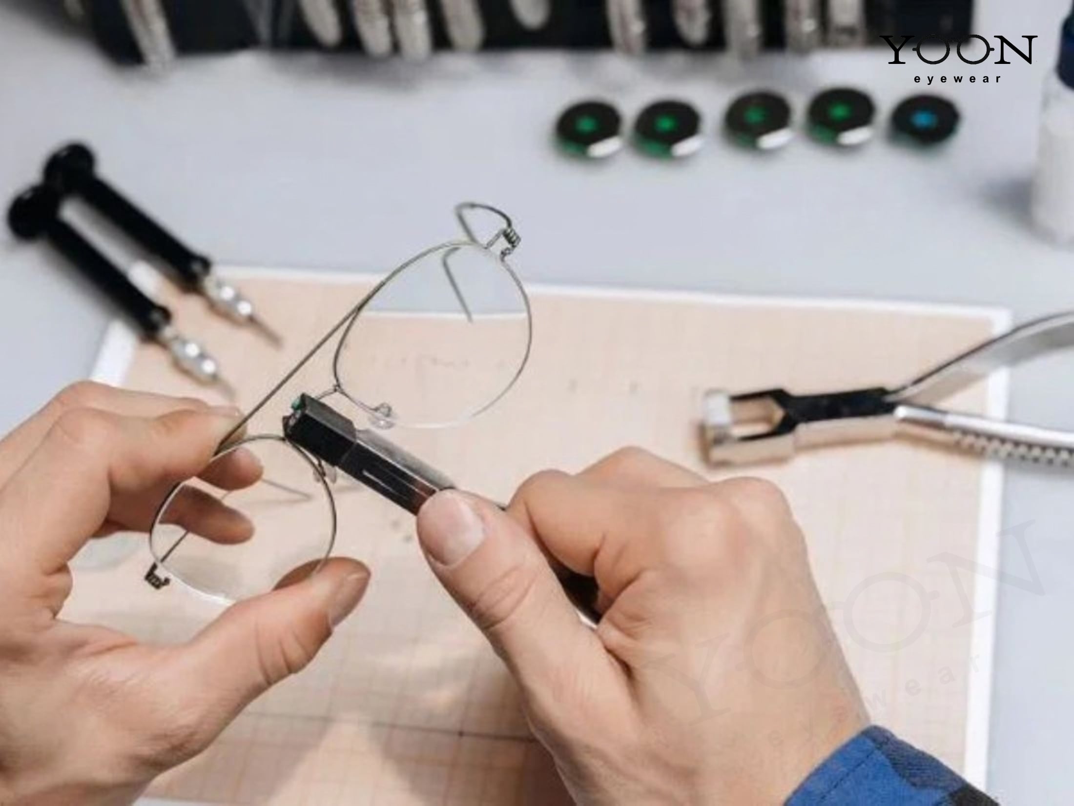 3 CÁCH LẮP MẮT KÍNH VÀO GỌNG KÍNH ĐƠN GIẢN