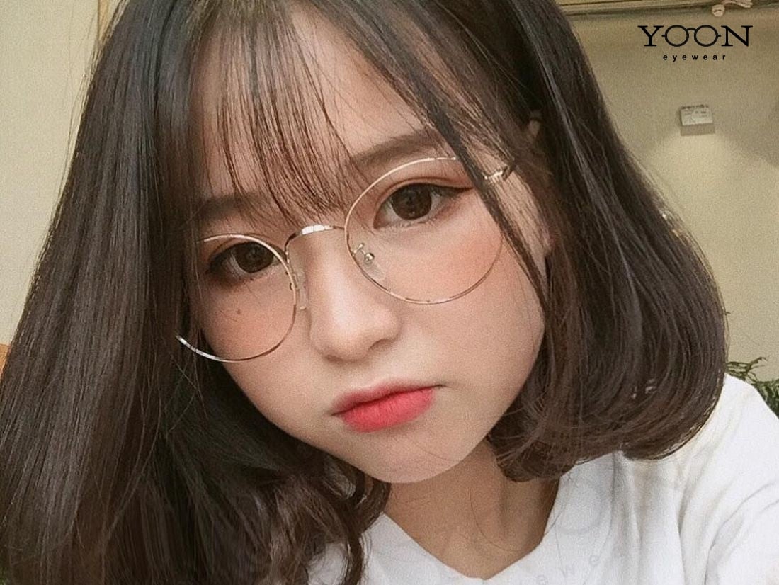 CON GÁI ĐEO KÍNH ĐỂ TÓC BOB XOĂN BỒNG BỀNH