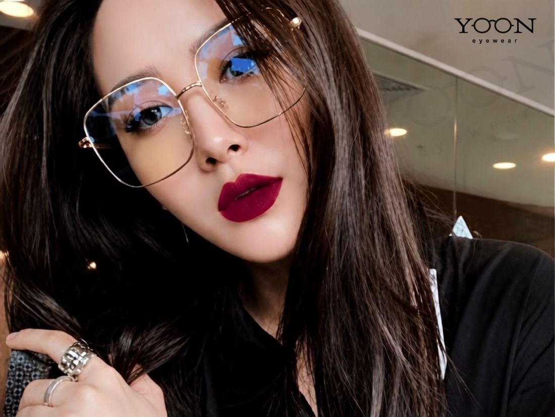 CON GÁI ĐEO KÍNH ĐỂ TÓC DÀI UỐN ĐUÔI NHẸ TỰ NHIÊN