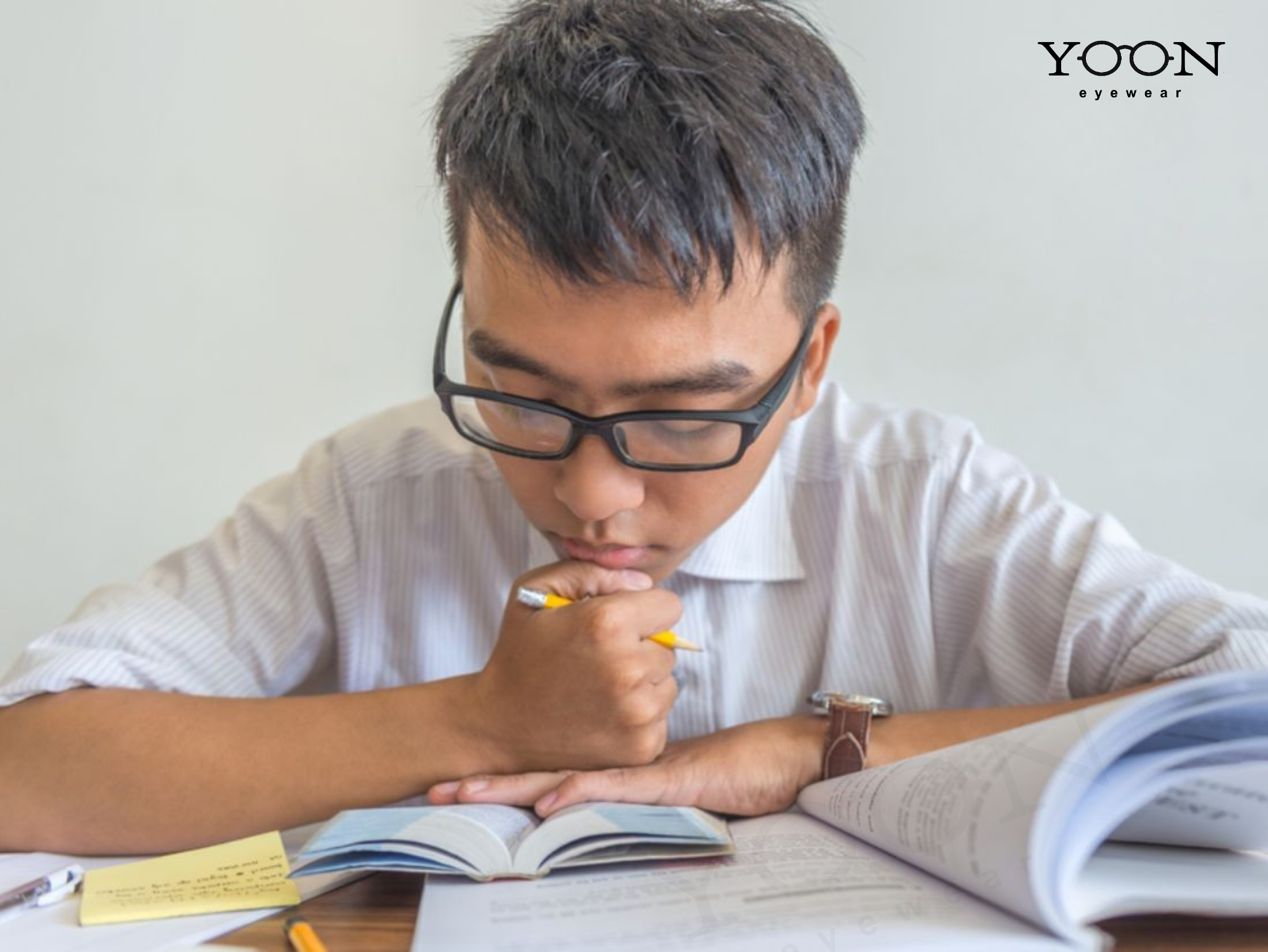 Hay Cúi Sát Vở Khi Viết Hoặc Đọc