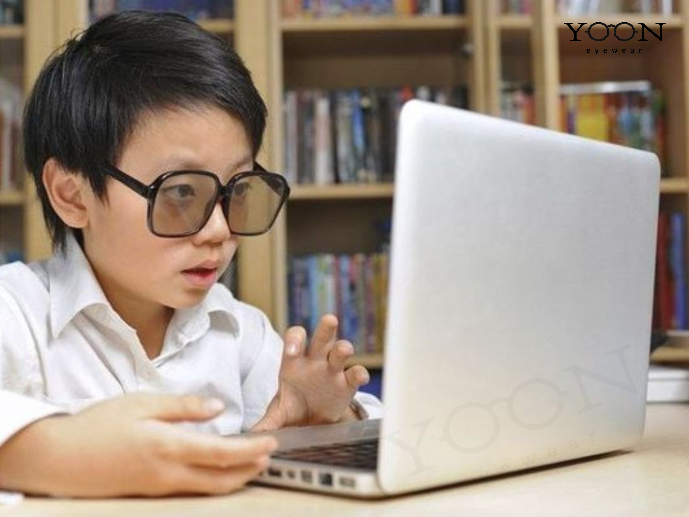 Thích Ngồi Gần Màn Hình Hoặc Bảng