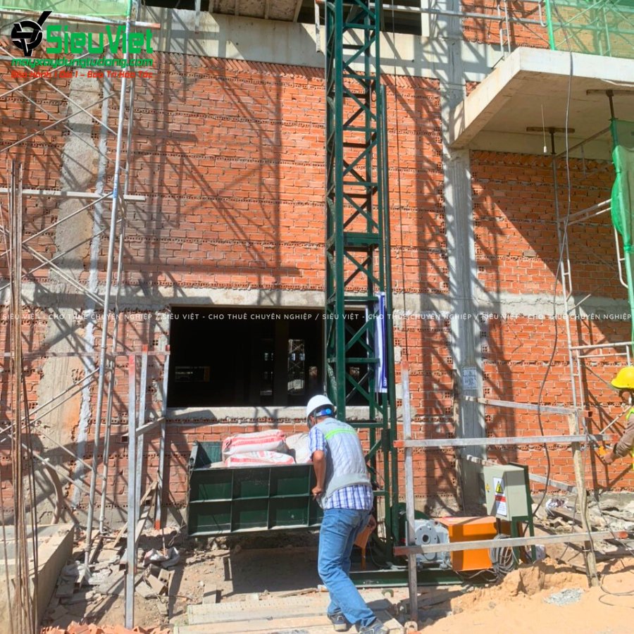 Cho thuê vận thăng nâng hàng 500kg VTSV500