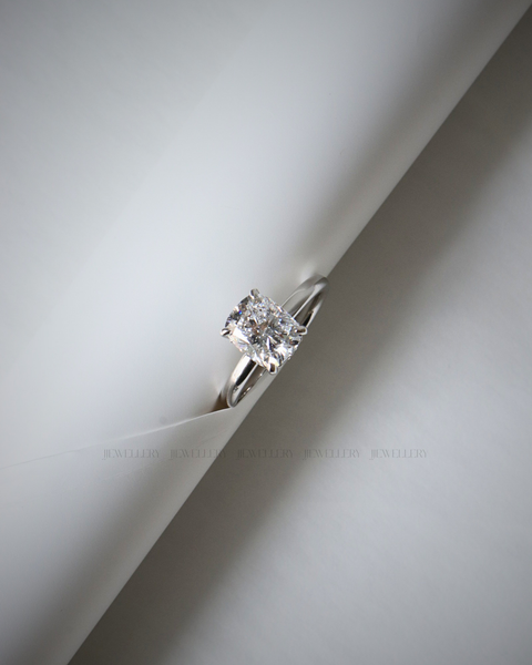 Chọn Đá: Moissanite, Kim Cương Lab-Grown Hay Kim Cương Tự Nhiên cho nhẫn cầu hôn?