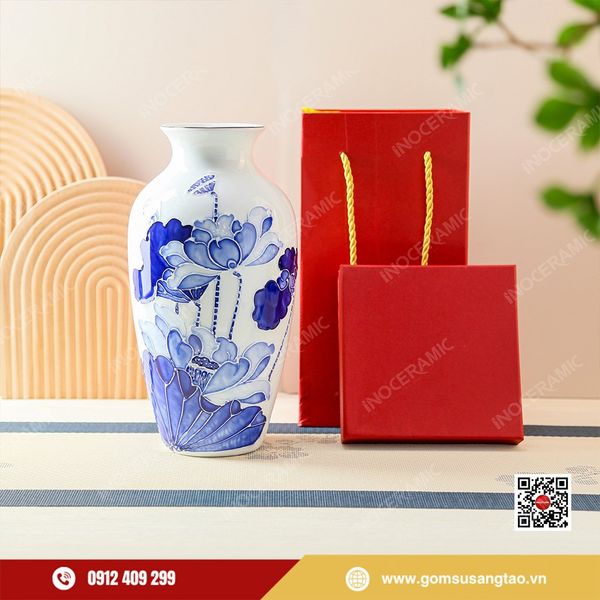 Lọ hoa Liên Hoa Lam Ngọc gốm sứ Bát Tràng làm quà Tết sang trọng.