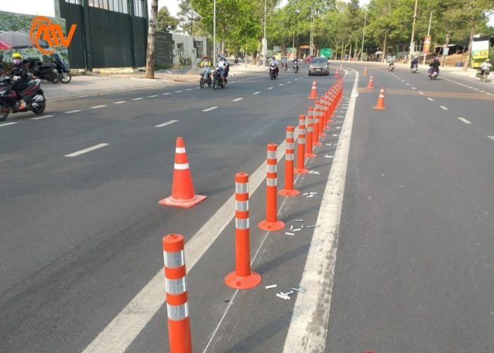 Cọc tiêu giao thông - thiết bị an toàn giao thông được lắp đặt trên đường bộ