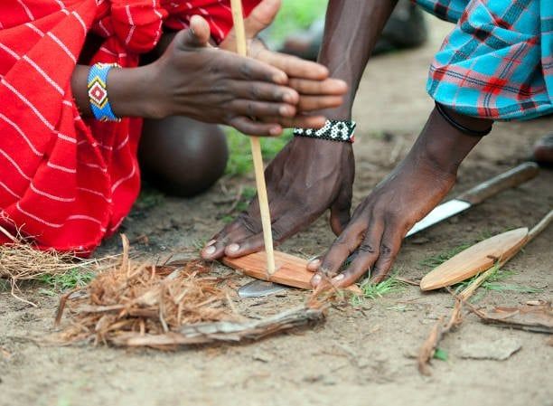 Cách tạo lửa truyền thống bằng gỗ của người Maasai