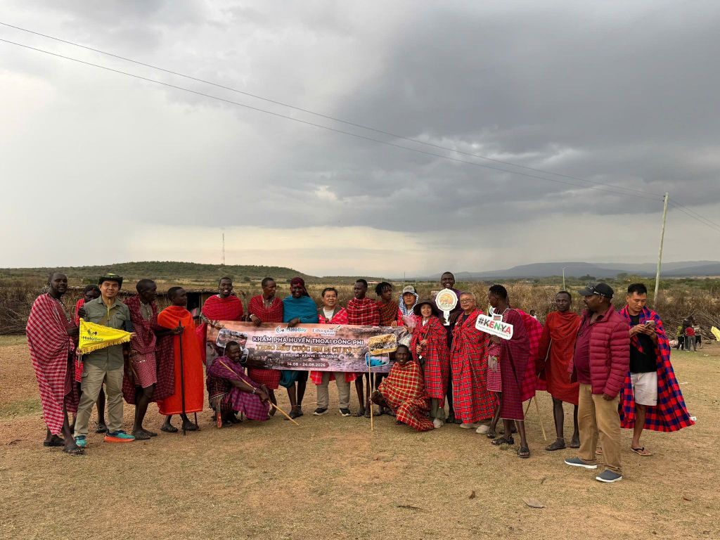 Đoàn khách HaloBay Travel gặp gỡ bộ tộc Maasai tại Maasai Mara