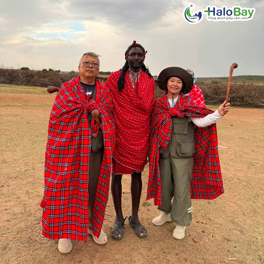 Đoàn khách HaloBay Travel gặp gỡ người Maasai tại Maasai Mara