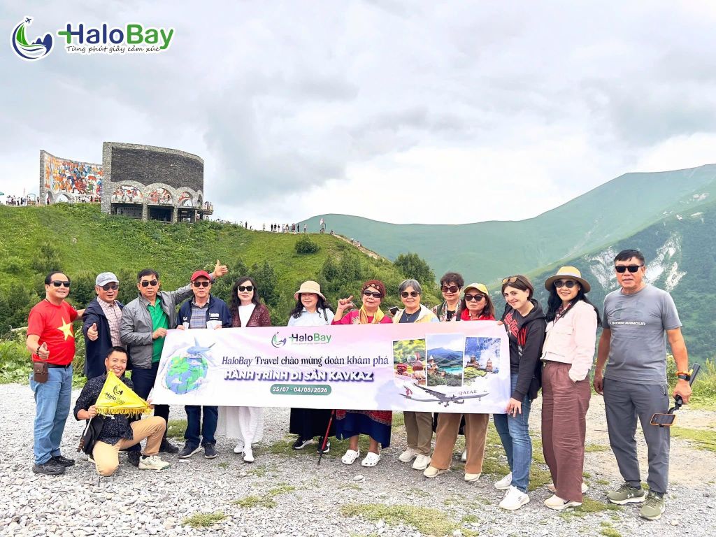 Đoàn khách HaloBay Travel tại Kazbegi Georgia