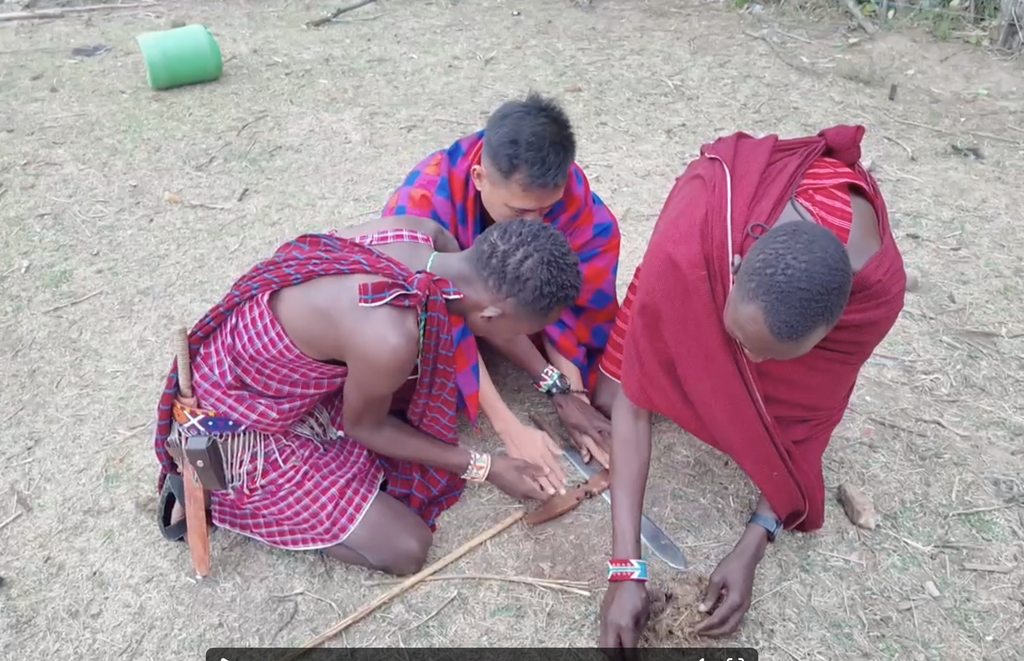 Du khách HaloBay Travel trực tiếp thử tạo lửa cùng người Maasai
