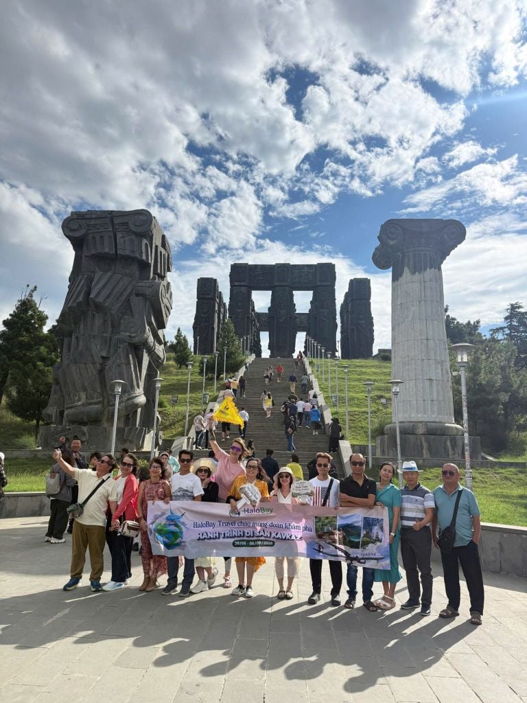 Đoàn khách HaloBay Travel Khareba Kazbegi Georgia