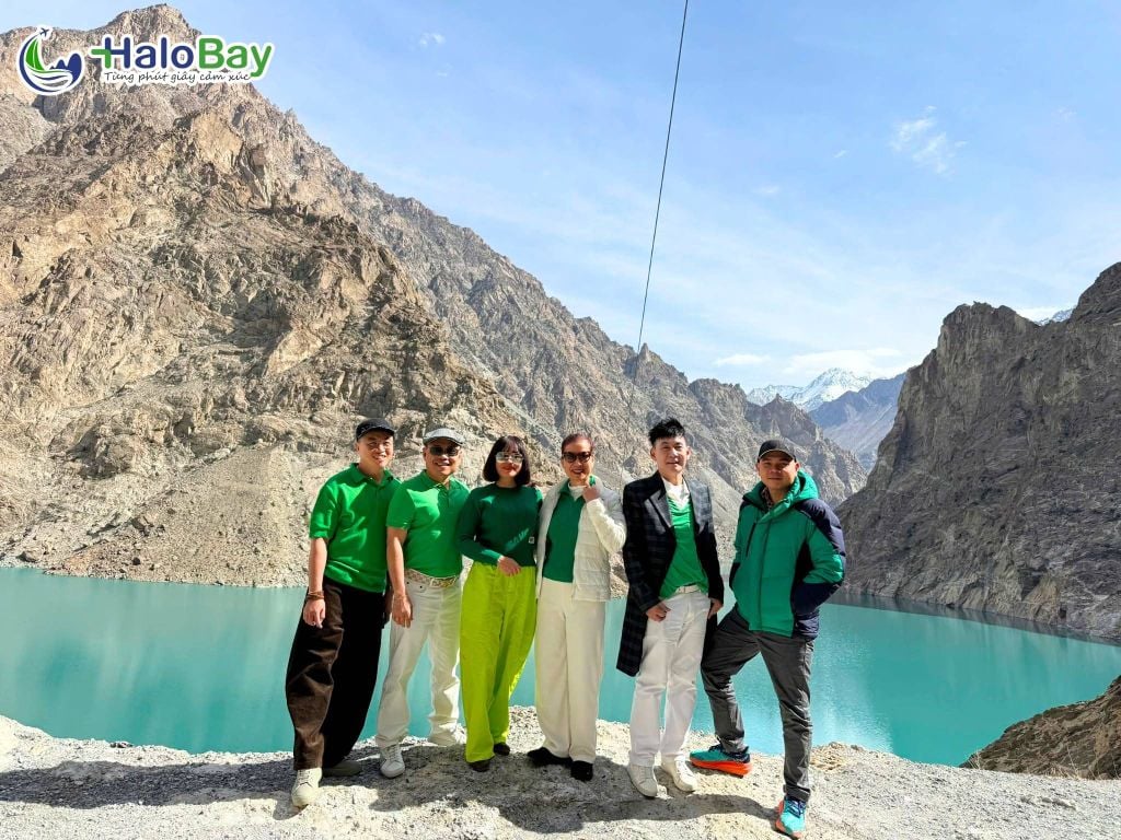 Hồ Attabad xanh ngọc giữa cảnh sắc mùa thu Hunza Pakistan