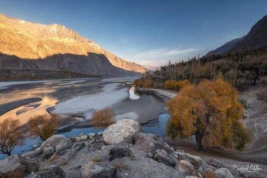 Thung lũng Khaplu Pakistan mùa thu bên dòng sông Shyok