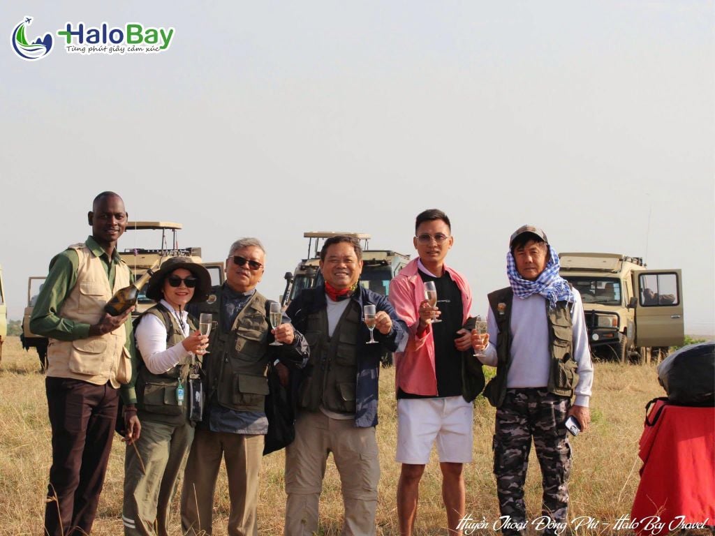 Đoàn khách HaloBay Travel gặp gỡ người Maasai tại Maasai Mara