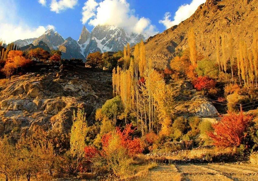 Mùa thu tại thung lũng Hunza Pakistan giữa dãy Karakoram