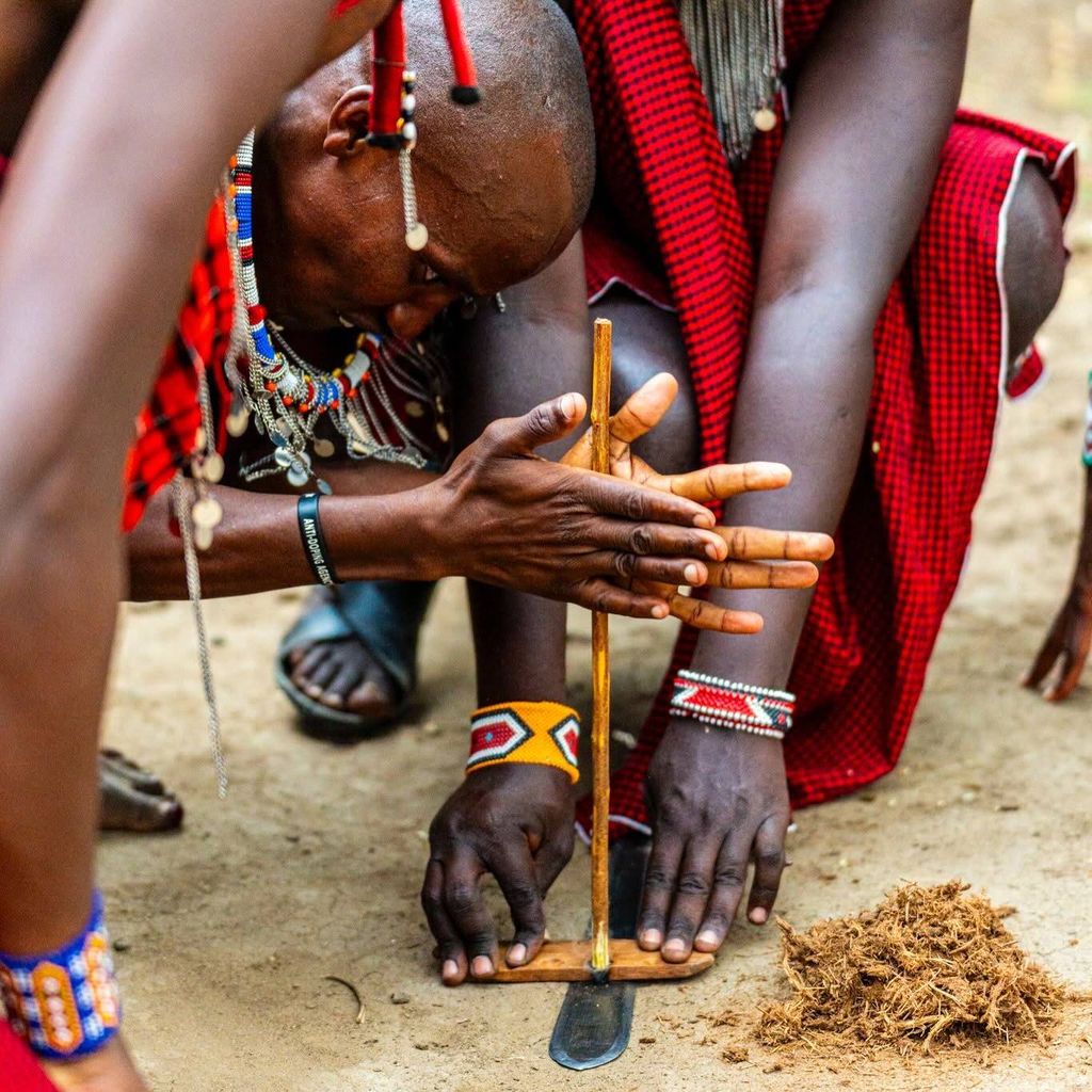 Người Maasai tạo than hồng bằng phương pháp ma sát gỗ
