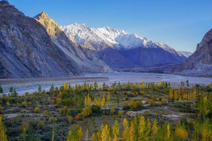 Passu Cones giữa sắc thu tại Hunza Pakistan