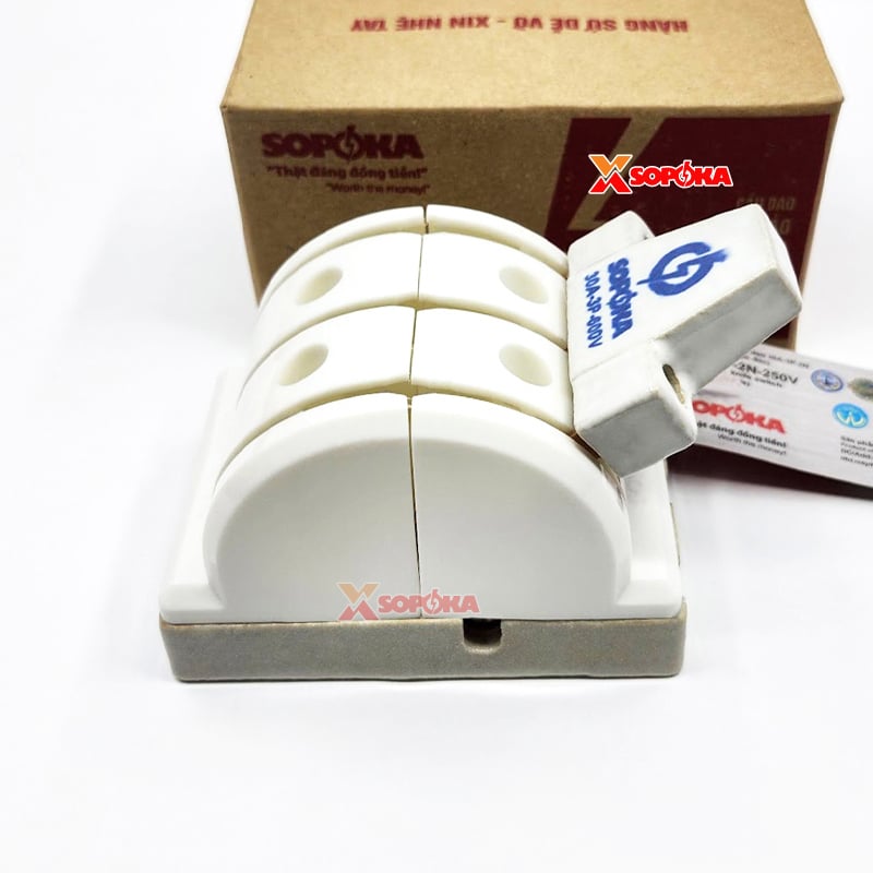 Cầu Dao Đảo Đế Sứ 3 Pha 30A 3P 2N 250V Cực Đúc D26 SOPOKA
