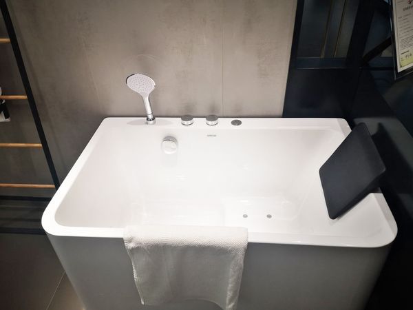 Bồn Tắm Tiếng Anh Là Gì? Phân Biệt Bồn Tắm Massage & Chân Yếm