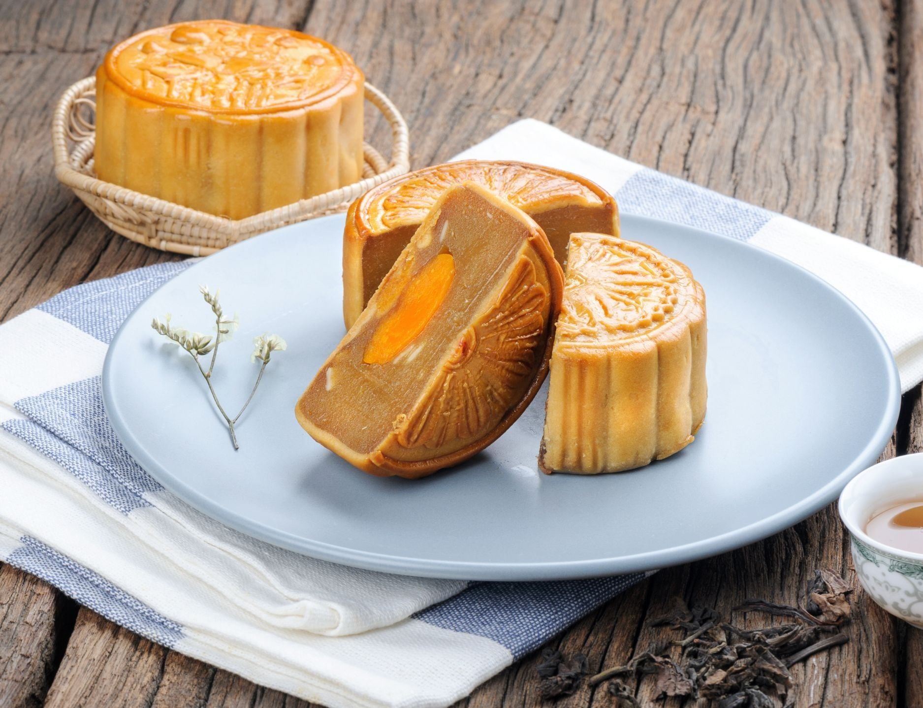 Bánh trung thu đậu xanh nướng bằng nồi chiên không dầu