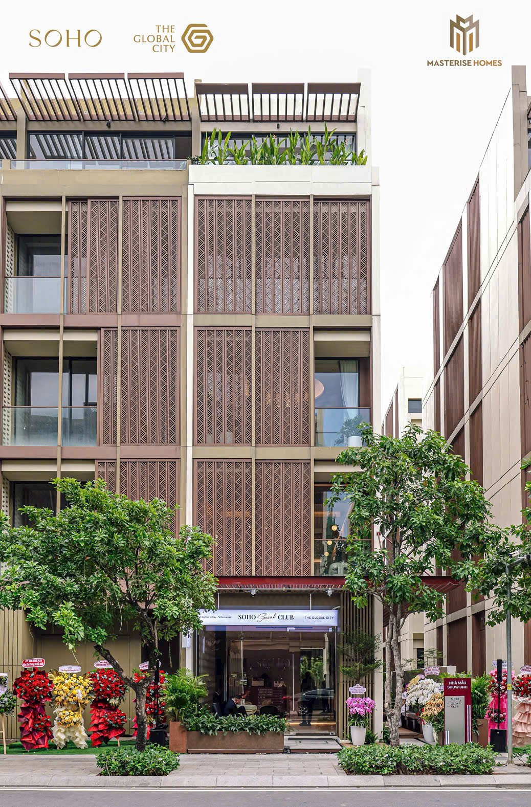 Mặt tiền nhà mẫu shophouse SOHO Social Club tại dự án The Global City, TP.HCM, với bảng tên rõ ràng và lối vào rộng rãi.