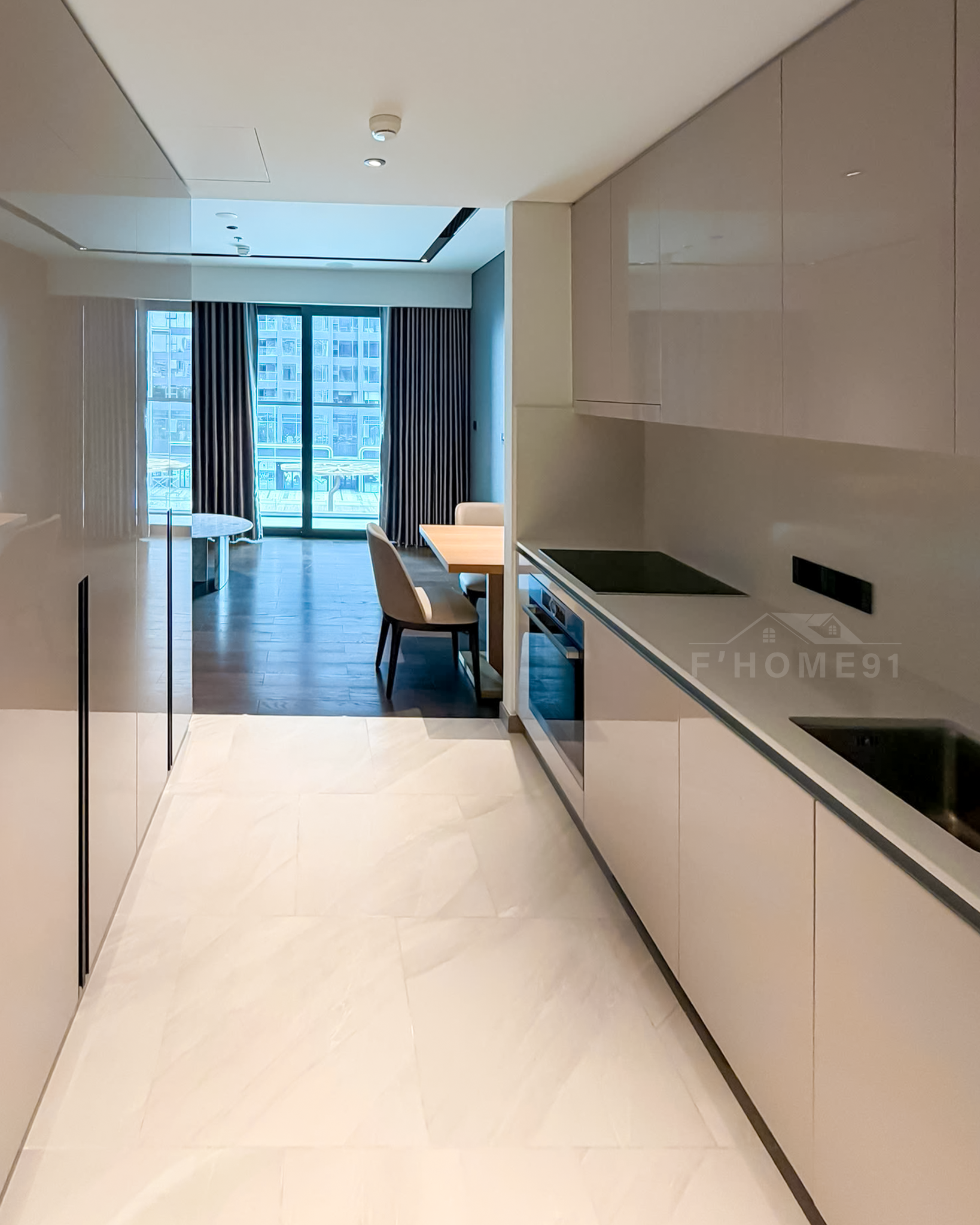 Lối vào và khu vực bếp hiện đại của căn hộ 1 phòng ngủ cho thuê tại tòa Lake Grand Marina Saigon.