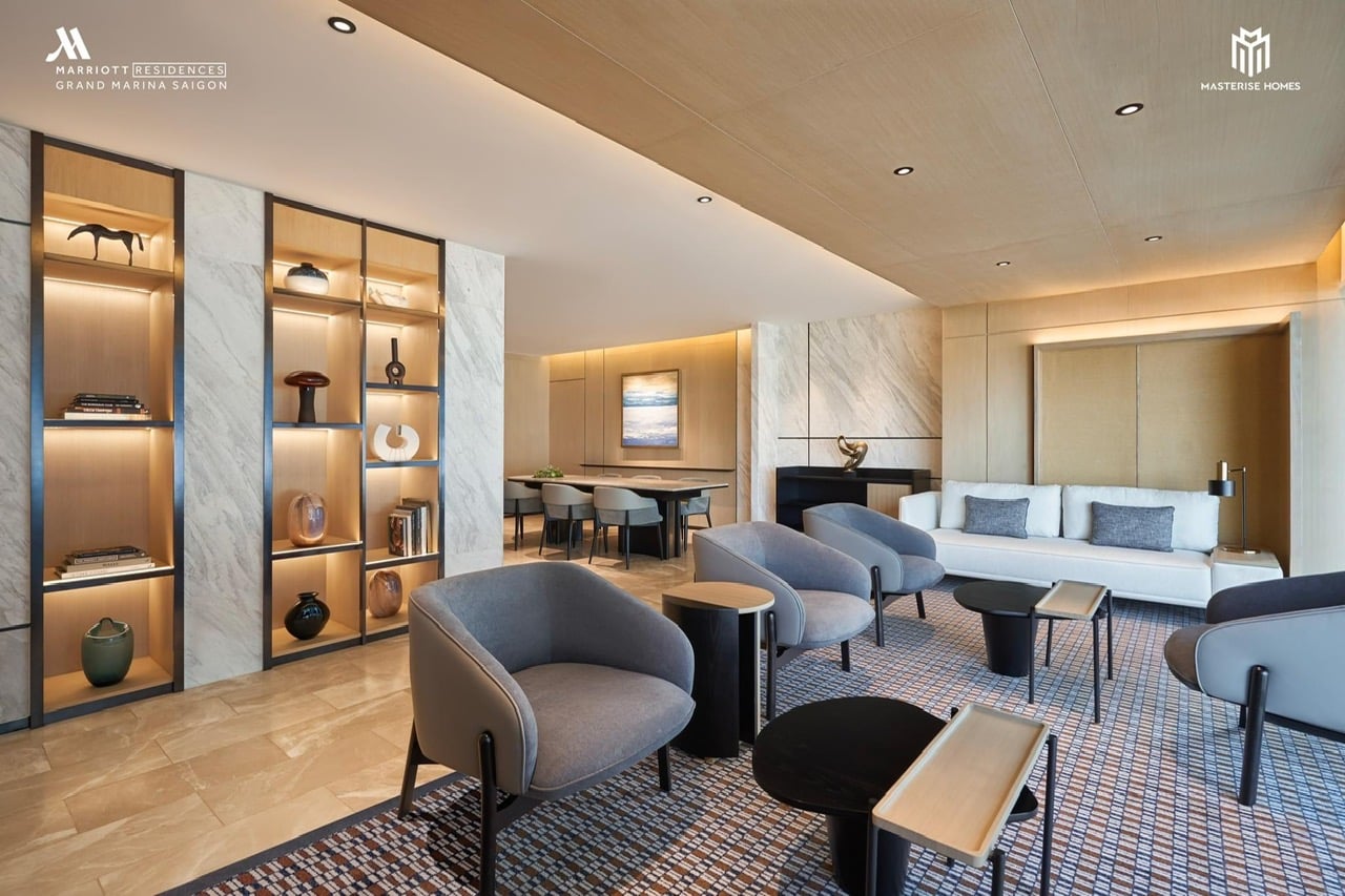 Khu vực lounge thư giãn và tiếp khách với thiết kế tinh tế tại tòa Lake, Grand Marina Saigon.