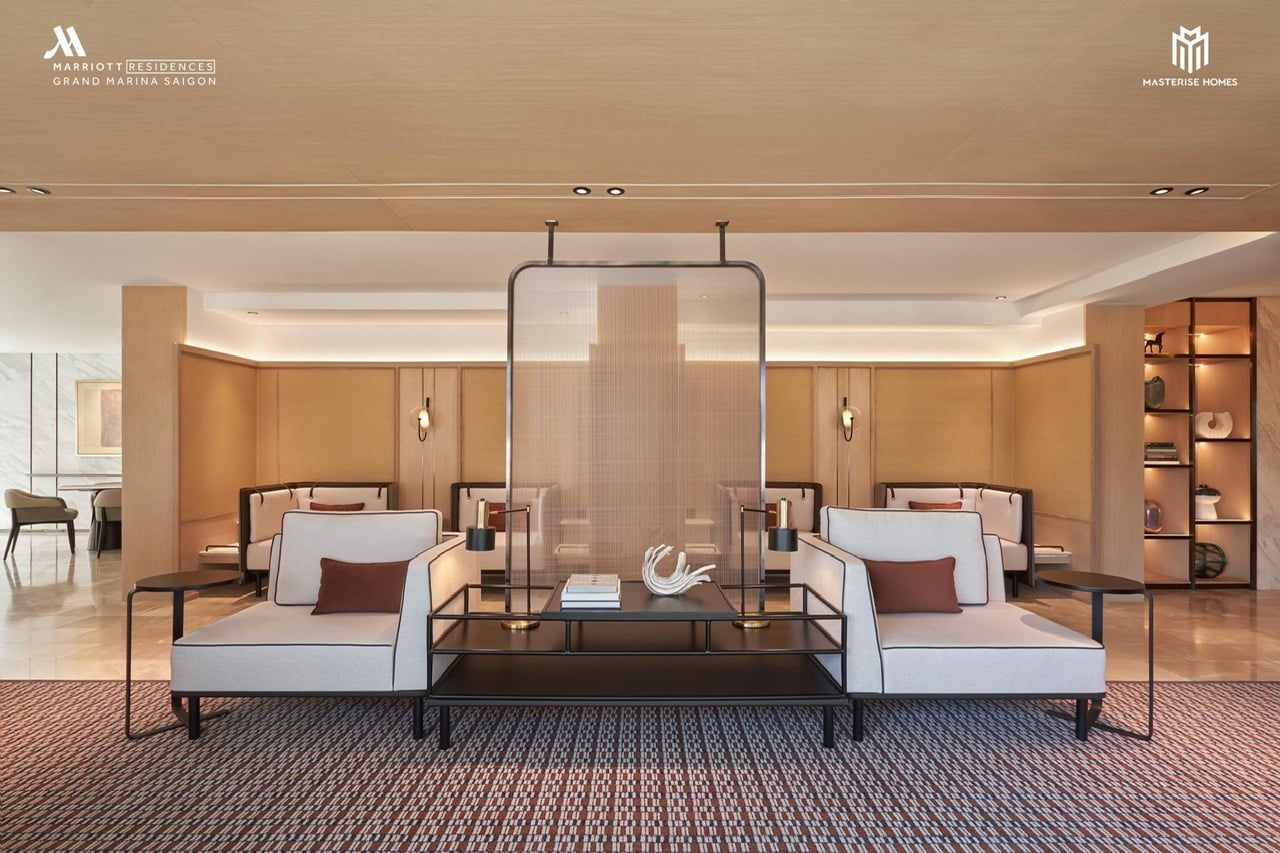 Khu vực lounge thư giãn và tiếp khách với thiết kế tinh tế tại tòa Lake, Grand Marina Saigon.