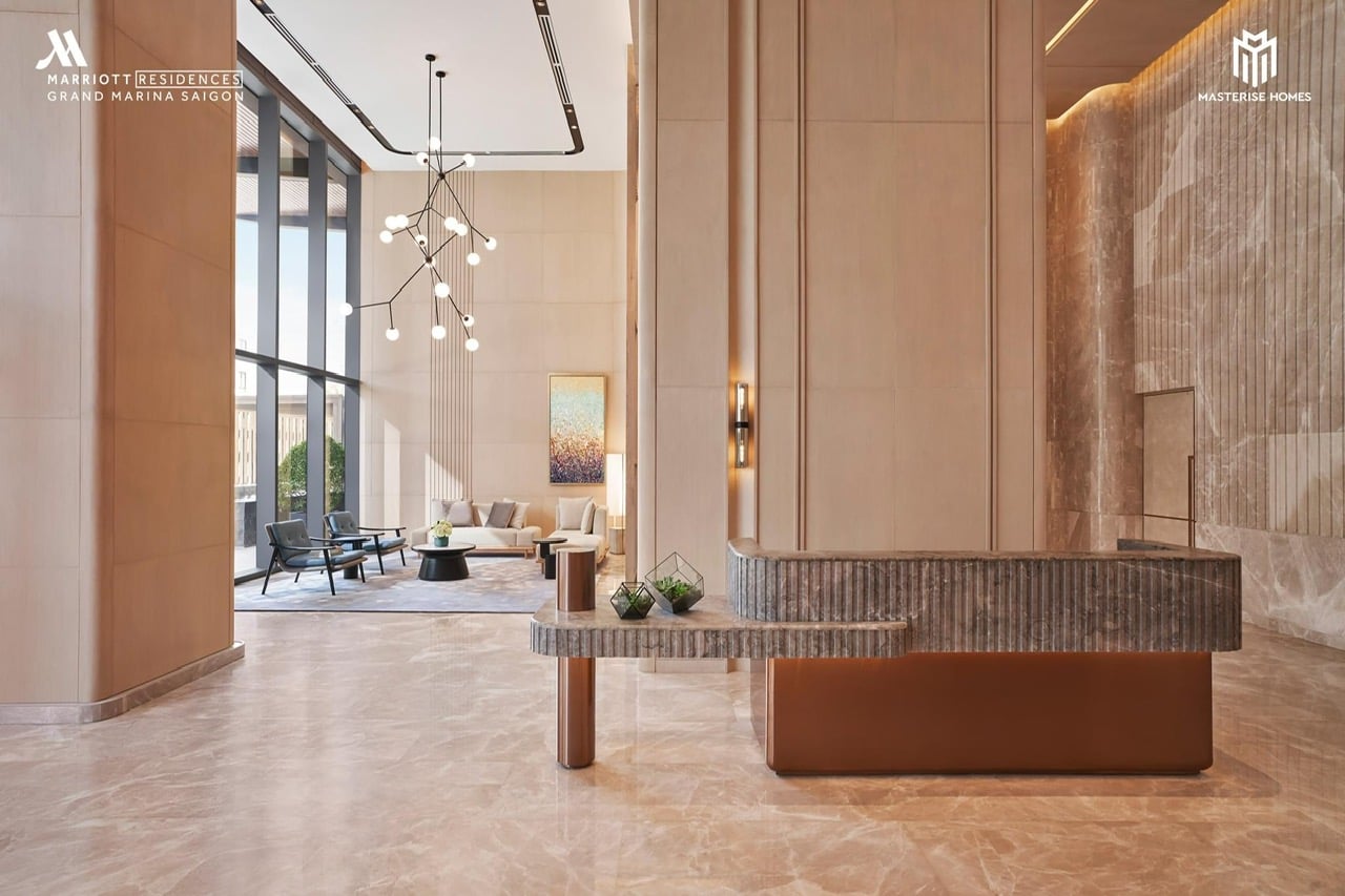 Quầy lễ tân và sảnh chờ cao cấp dành riêng cho cư dân tòa Lake Grand Marina Saigon.