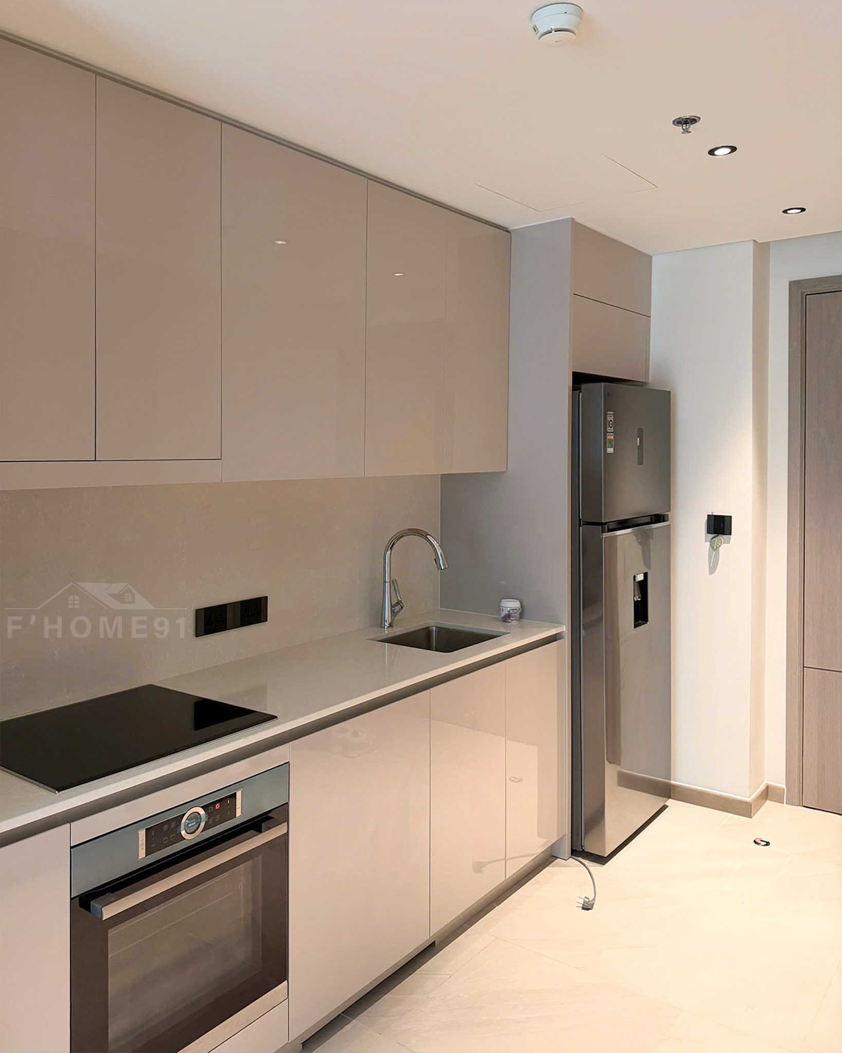 Lối vào và khu vực bếp hiện đại của căn hộ 1 phòng ngủ cho thuê tại tòa Lake Grand Marina Saigon.