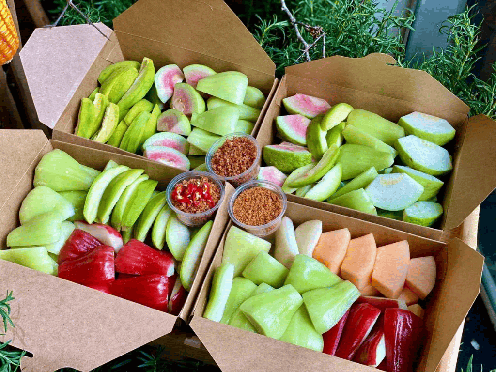 Vào sài gòn làm gì để sống? Bán trái cây tươi cắt sẵn