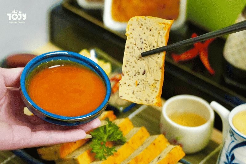 Chả hấp chay TOJY mềm dai, tiện lợi và dễ chế biến.