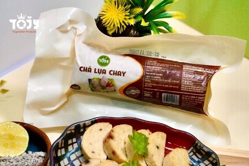 Chả lụa chay TOJY mang kết cấu dai mềm, thơm ngon