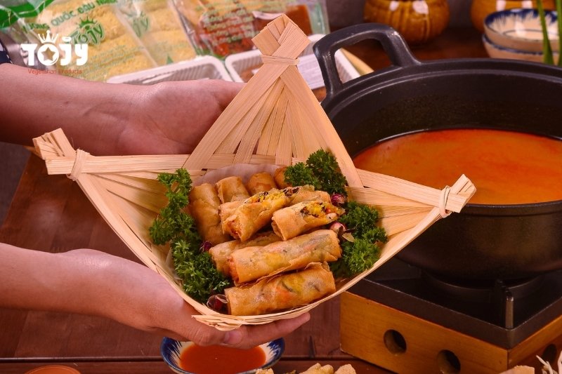 Cuốn chả giò chay TOJY chiên vàng ươm kích thích vị giác người dùng
