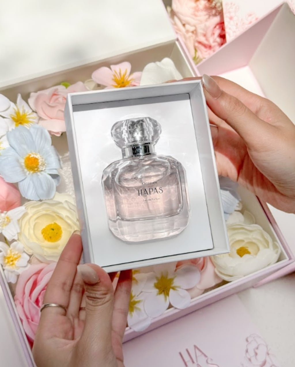 Quà tặng vợ ngày 20 10 với nước hoa Essence of Her