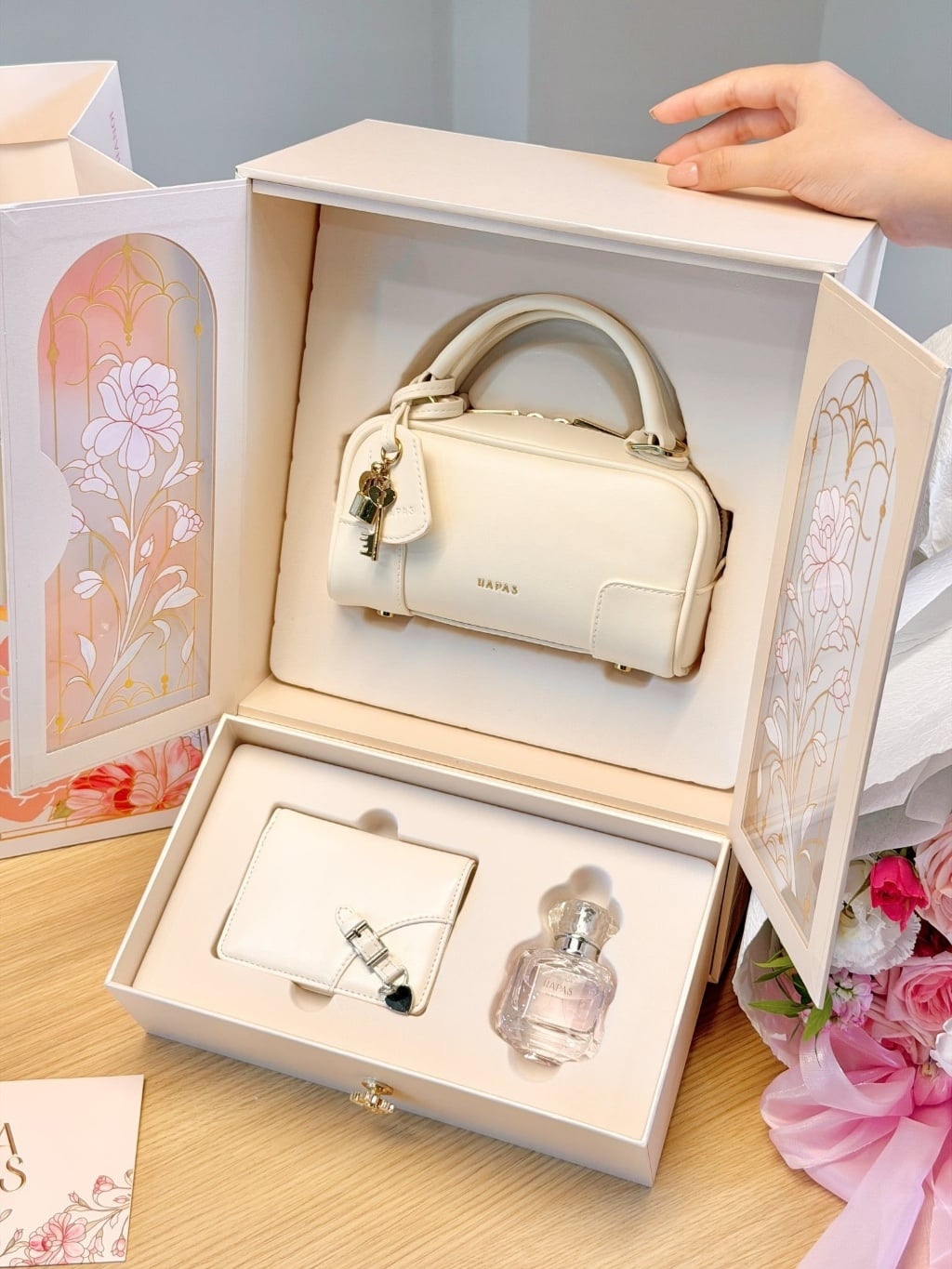 Gợi ý quà 20 10 cho vợ với túi xách HAPAS