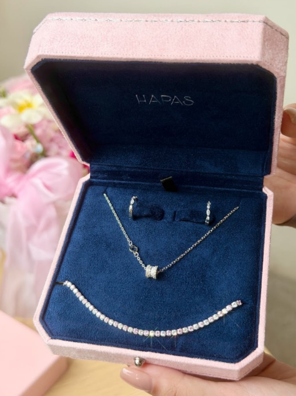 Quà 20 10 cho bạn gái với bộ trang sức lấp lánh