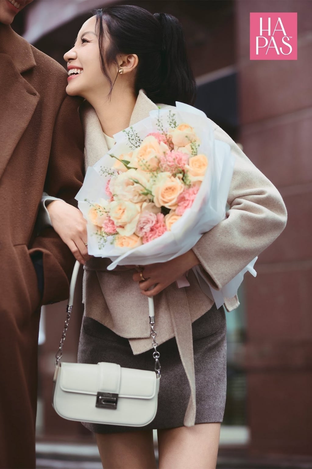 Gợi ý quà tặng ngày 20 10 cho bạn gái bó hoa tươi thắm