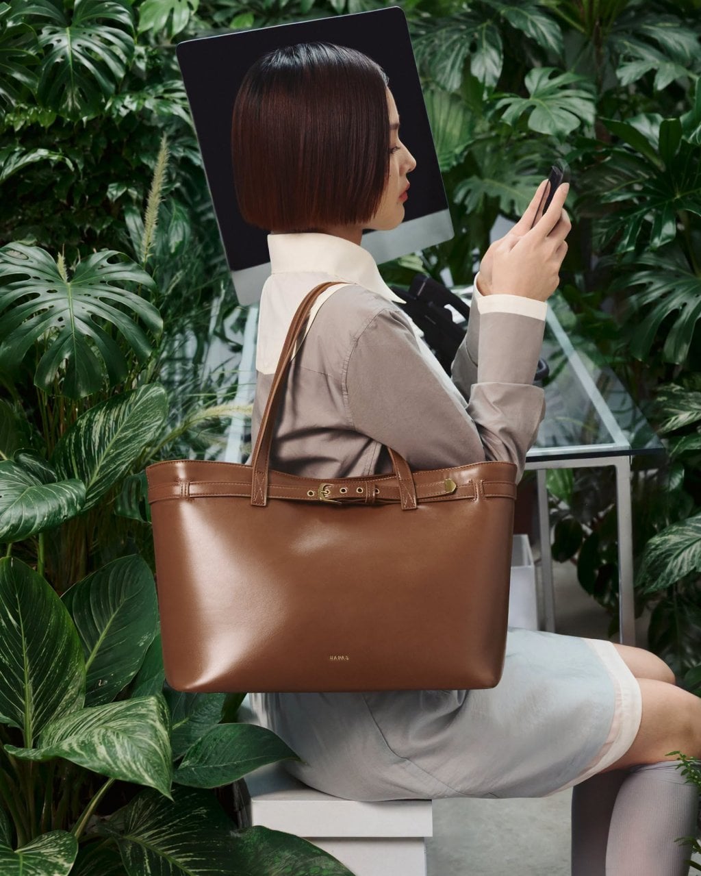 Chọn mẫu túi kẹp nách cỡ lớn cho môi trường công sở