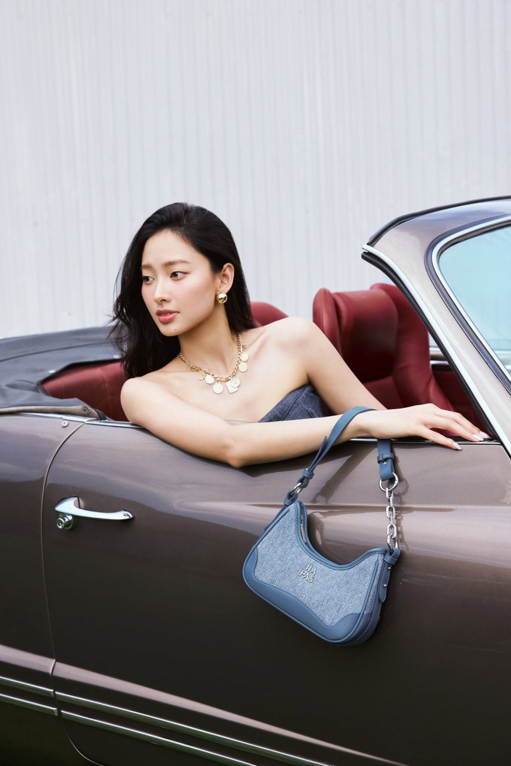 Chọn mẫu túi kẹp nách hàng hiệu thiết kế sang trọng khi đi tiệc